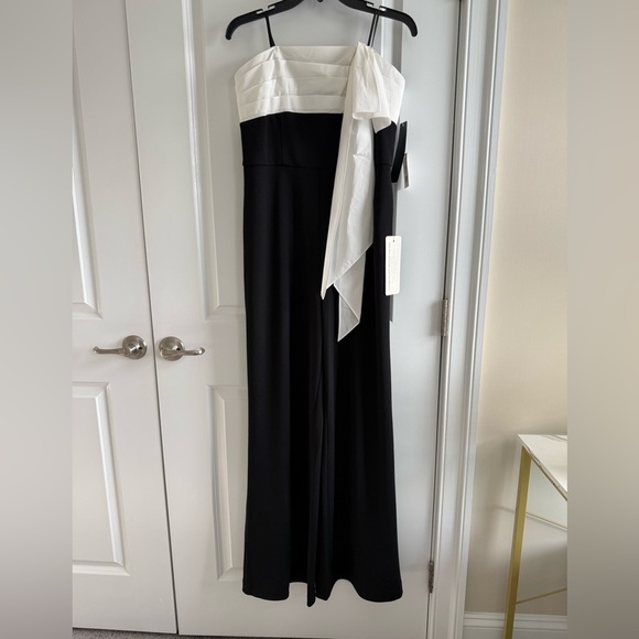 Adrianna Papell Colorblock Crepe strapless jumpsuit with bow. Size 10 - Picture 8 of 16